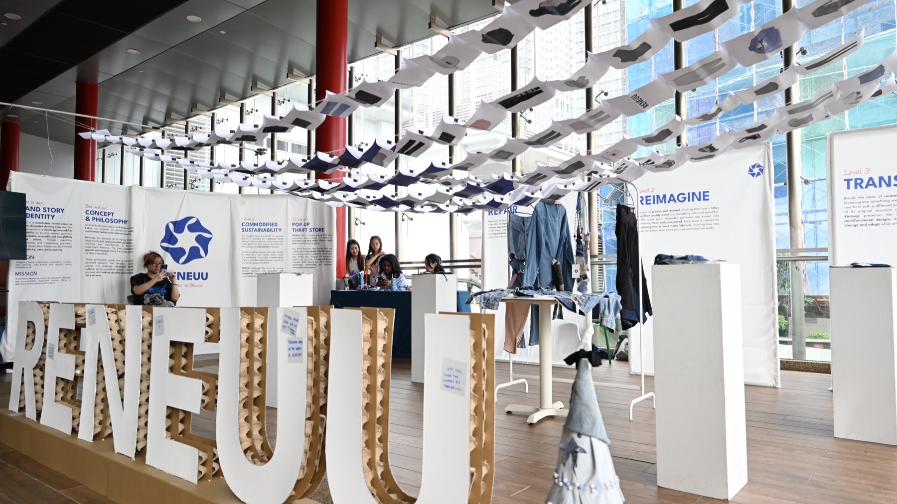 RENEUU custom display furniture and hanging photographs